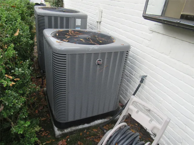 $699,000 | 4 Maystar Court, The Woodlands, TX 77380