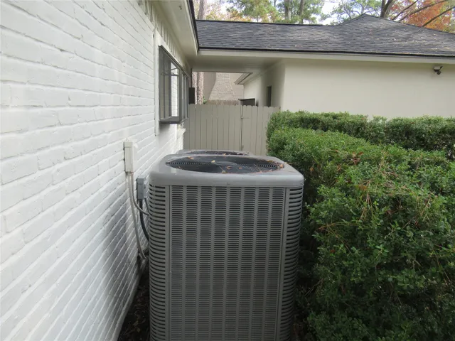 $699,000 | 4 Maystar Court, The Woodlands, TX 77380