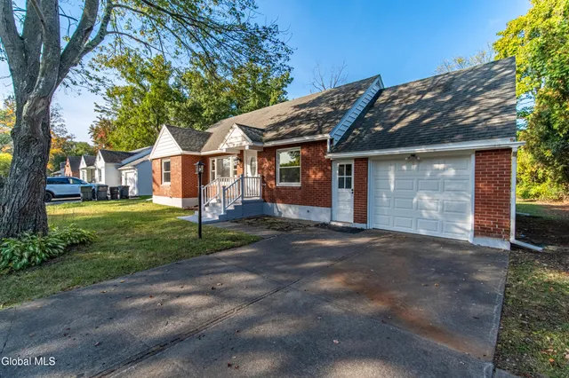 $375,000 | 2313 Balltown Road, Niskayuna, NY 12309