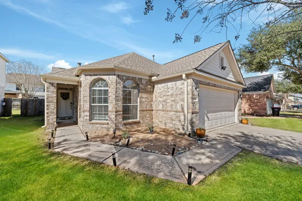 a view of a house with backyard