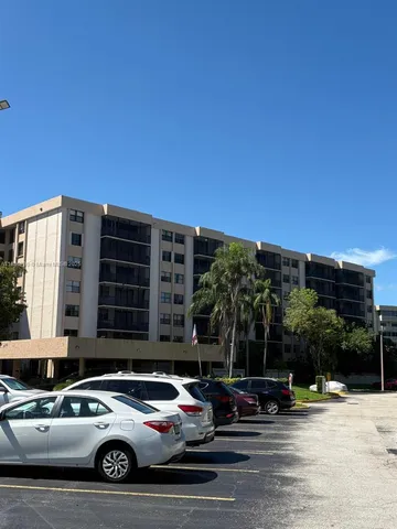 $220,500 | 900 Northeast 195th Street, Unit 702, Miami, FL 33179
