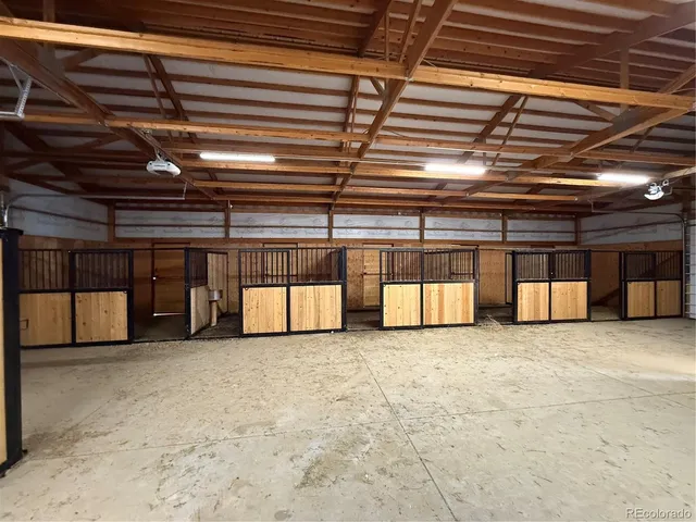 a view of an house with backyard and garden