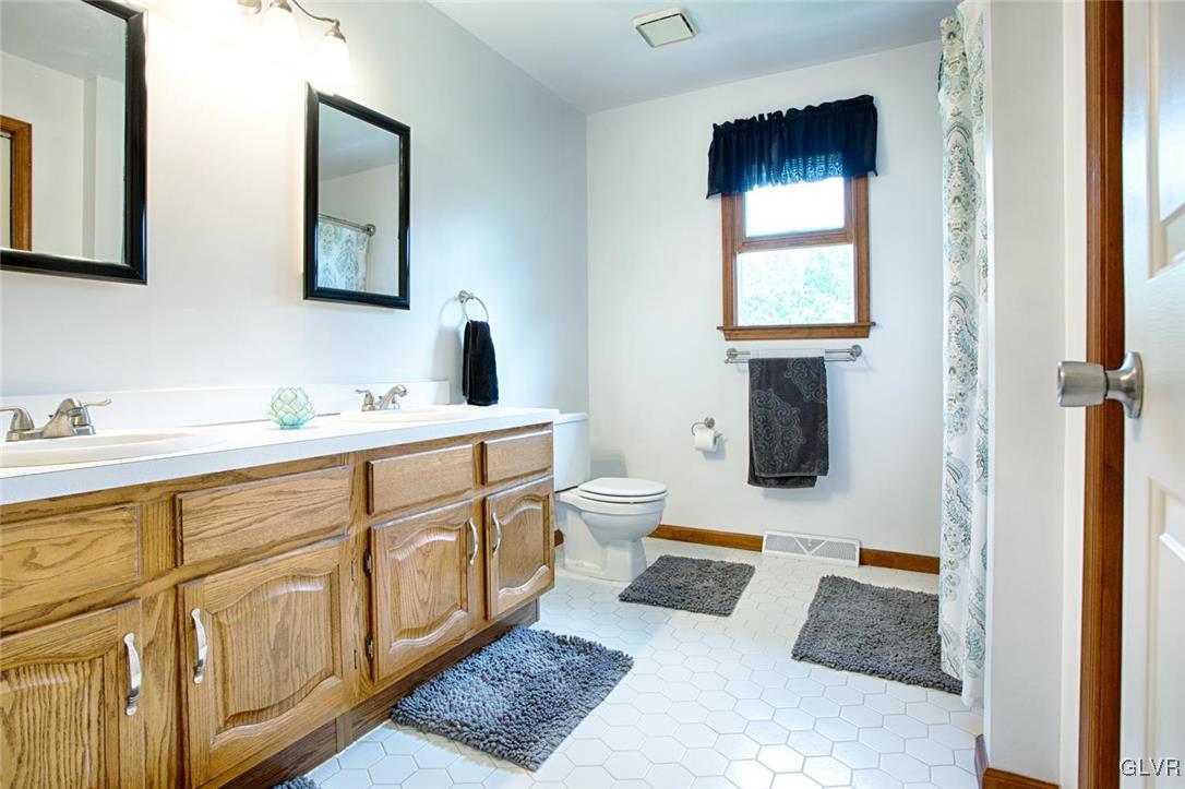 538 Persimmon Road Walnutport, PA 18088 - Photo 9 of 29 Gallery Image 9