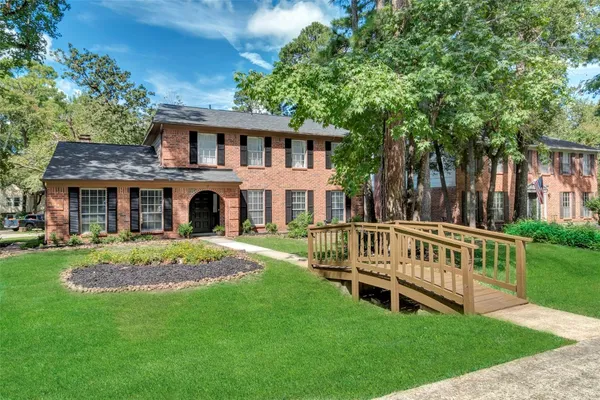 $476,500 | 17 East Wandering Oak Drive, The Woodlands, TX 77381