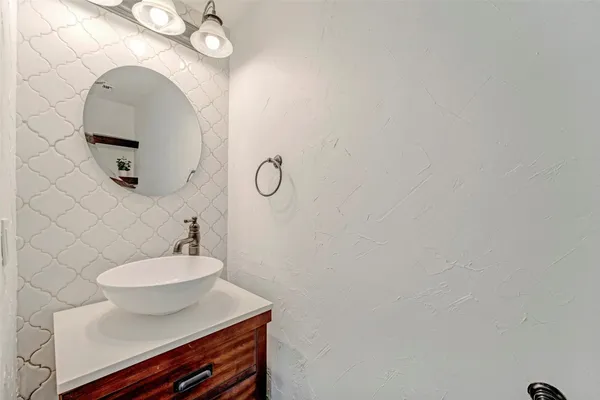 $476,500 | 17 East Wandering Oak Drive, The Woodlands, TX 77381