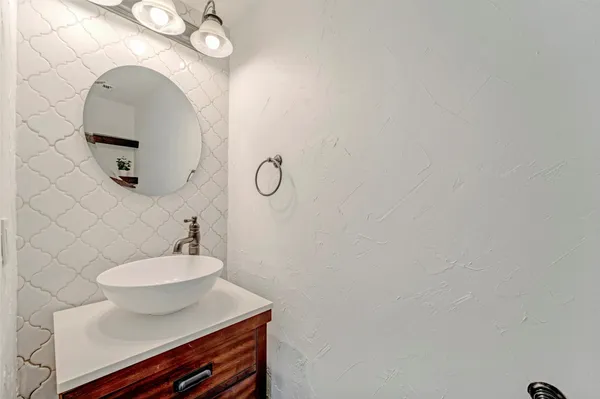 $476,500 | 17 East Wandering Oak Drive, The Woodlands, TX 77381