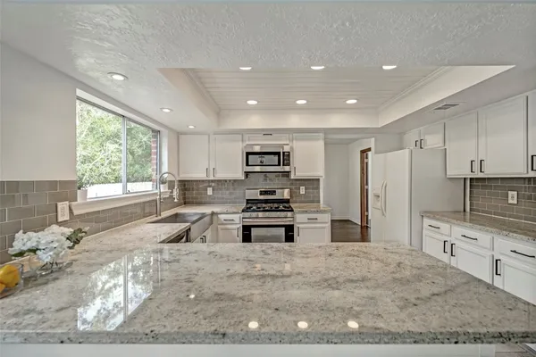 $476,500 | 17 East Wandering Oak Drive, The Woodlands, TX 77381