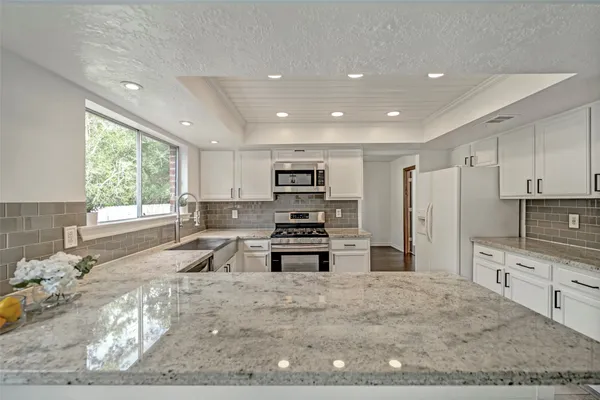 $476,500 | 17 East Wandering Oak Drive, The Woodlands, TX 77381