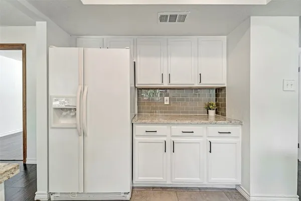 $476,500 | 17 East Wandering Oak Drive, The Woodlands, TX 77381