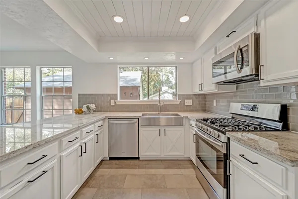 $476,500 | 17 East Wandering Oak Drive, The Woodlands, TX 77381