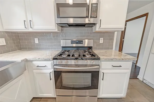 $476,500 | 17 East Wandering Oak Drive, The Woodlands, TX 77381