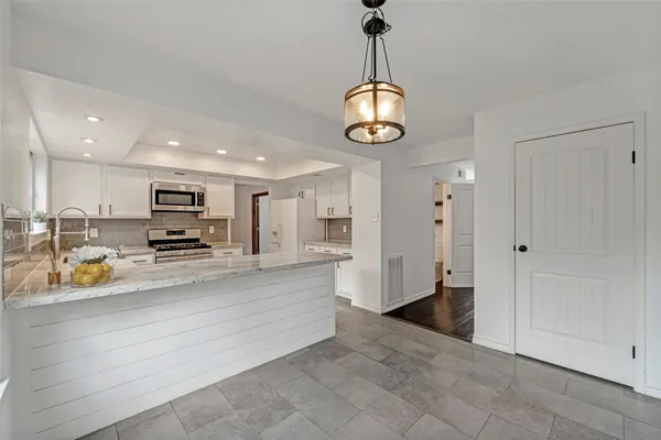 $476,500 | 17 East Wandering Oak Drive, The Woodlands, TX 77381