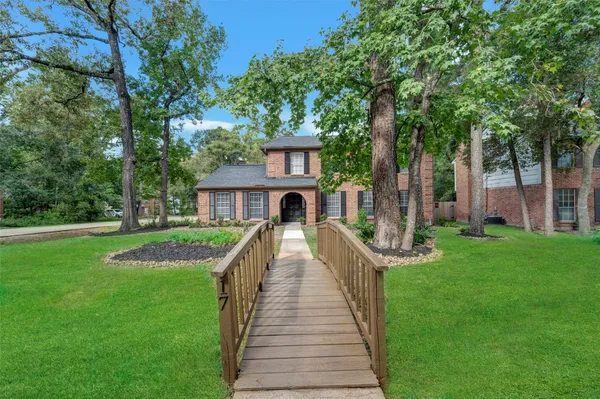 $476,500 | 17 East Wandering Oak Drive, The Woodlands, TX 77381