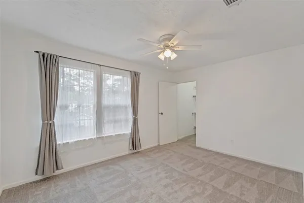 $476,500 | 17 East Wandering Oak Drive, The Woodlands, TX 77381