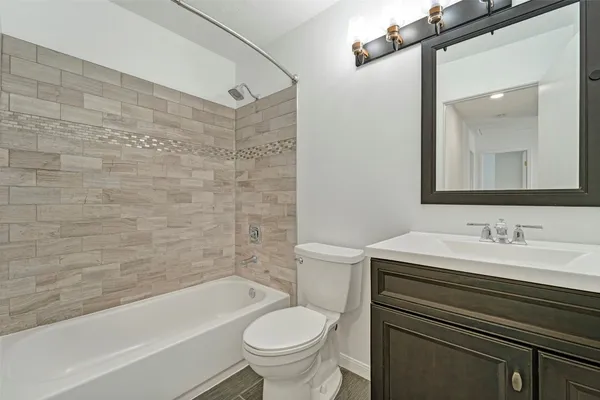 $476,500 | 17 East Wandering Oak Drive, The Woodlands, TX 77381