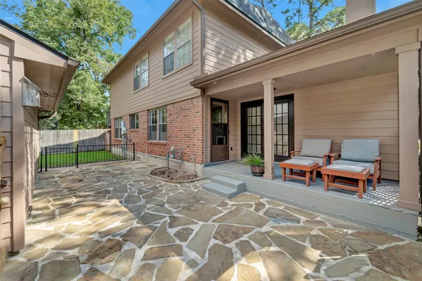$476,500 | 17 East Wandering Oak Drive, The Woodlands, TX 77381