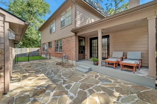 $476,500 | 17 East Wandering Oak Drive, The Woodlands, TX 77381