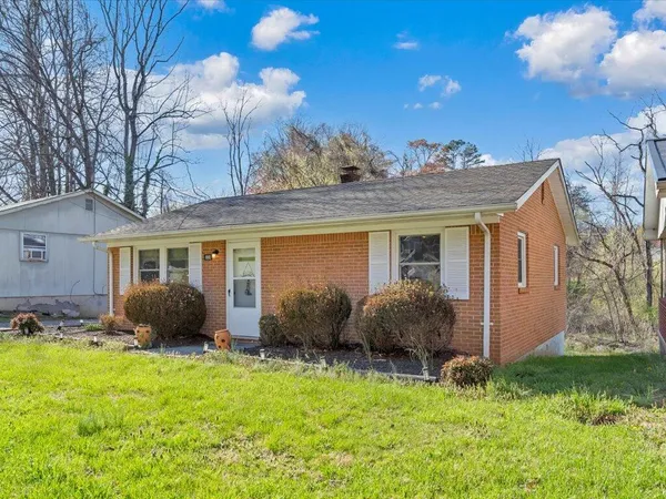 a view of a house with a yard and plants