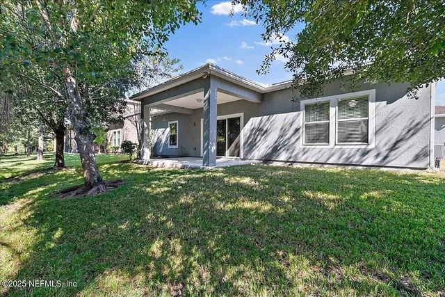 a view of a house with a yard