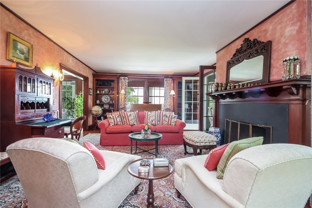 165 Boston Neck Road Narragansett, RI 02882 - Photo 16 of 40 Living Room