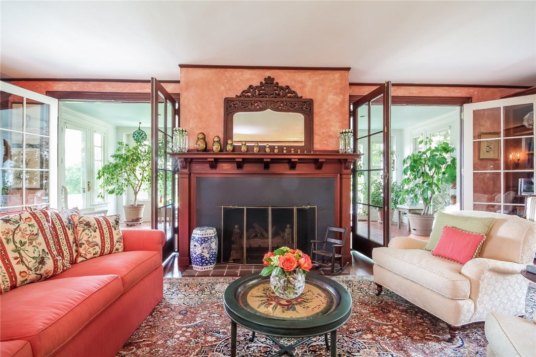 165 Boston Neck Road Narragansett, RI 02882 - Photo 17 of 40 Living Room