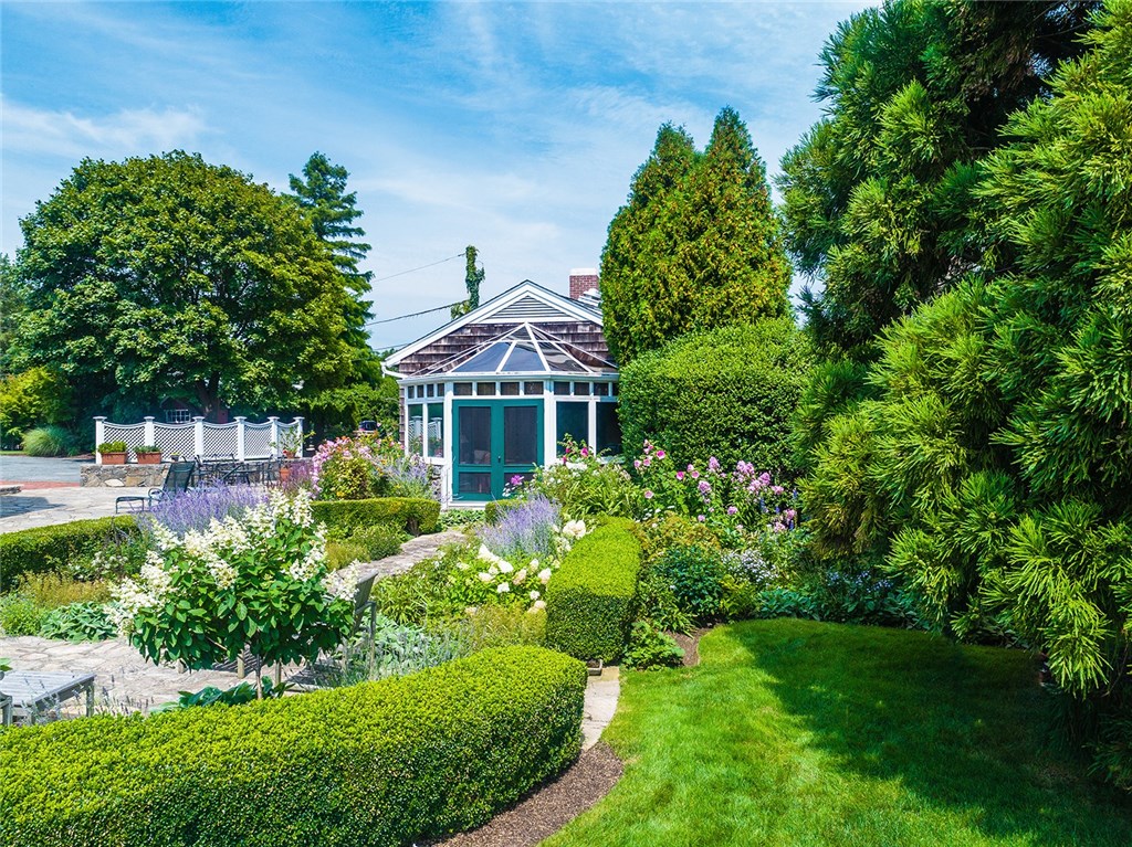 165 Boston Neck Road Narragansett, RI 02882 - Photo 32 of 40 Studio/Garage