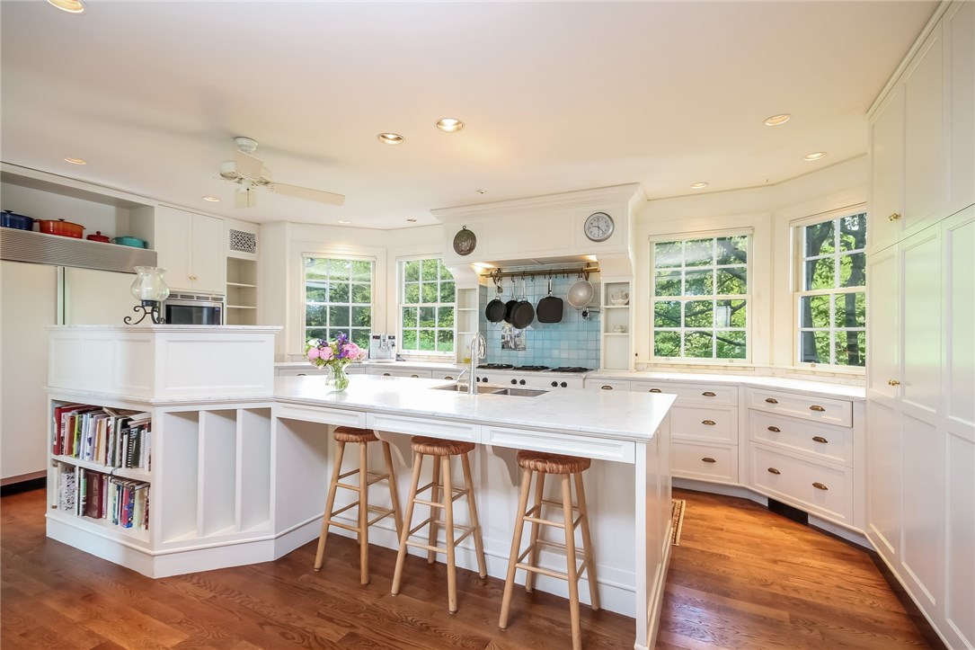 165 Boston Neck Road Narragansett, RI 02882 - Photo 6 of 40 Kitchen