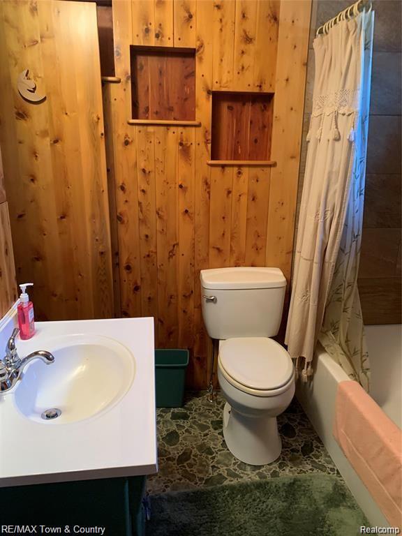 5483 West Frances Road Clio, MI 48420 - Photo 12 of 23 fran bath.jpg