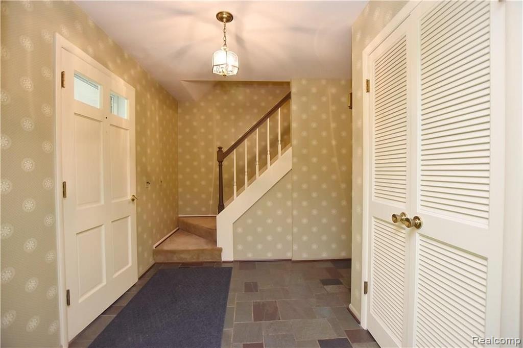 32635 Old Post Road Beverly Hills, MI 48025 - Photo 3 of 34