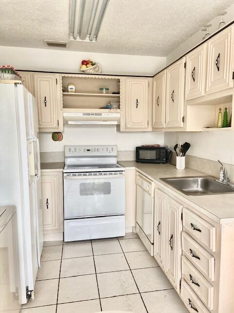8617 Boca Drive Boca Raton, FL 33433 - Photo 3 of 19 Kitchen