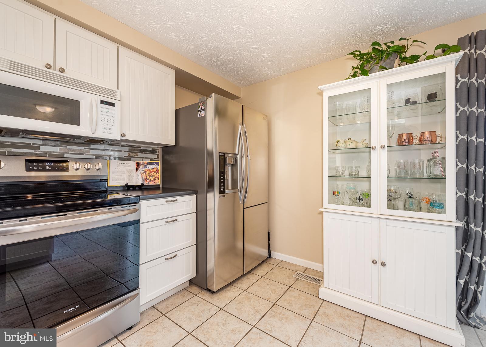 9 Rader Court Baltimore, MD 21234 - Photo 8 of 24 Tons of natural light with slider to deck