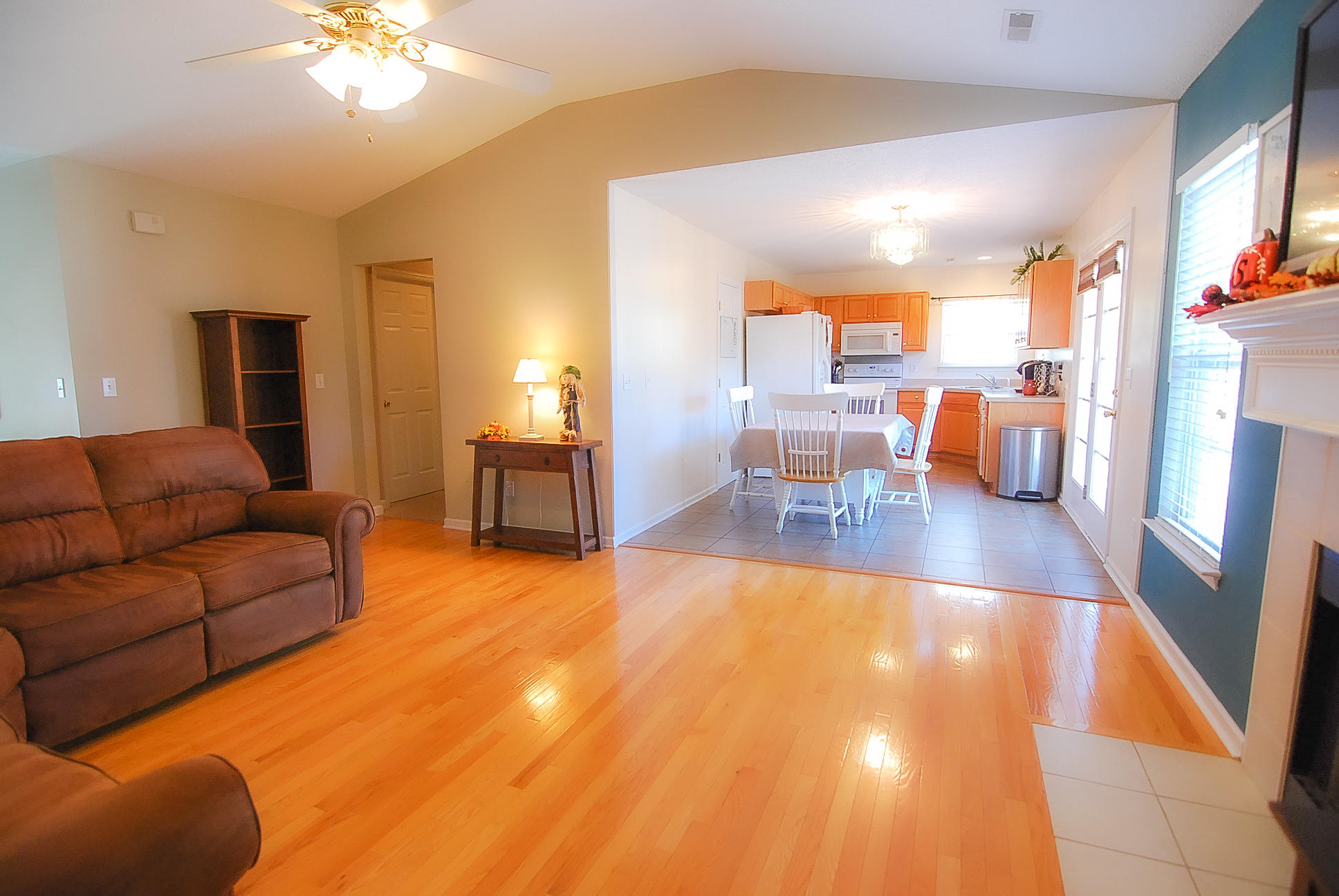 1318 Lantern Road Summerville, SC 29486 - Photo 5 of 26 DSC_0489