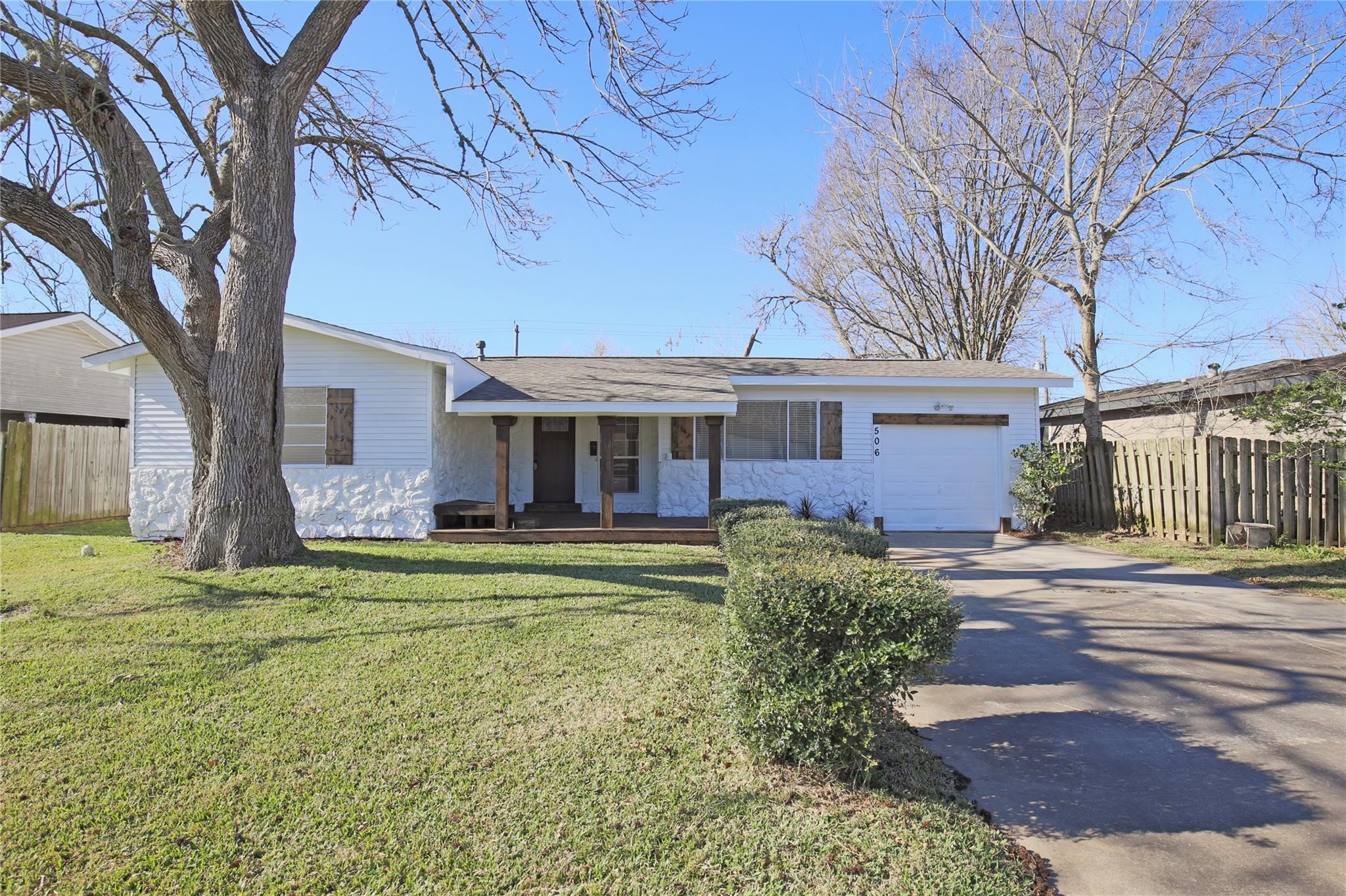 506 Azalea Street Lake Jackson, TX 77566 - Photo 2 of 15