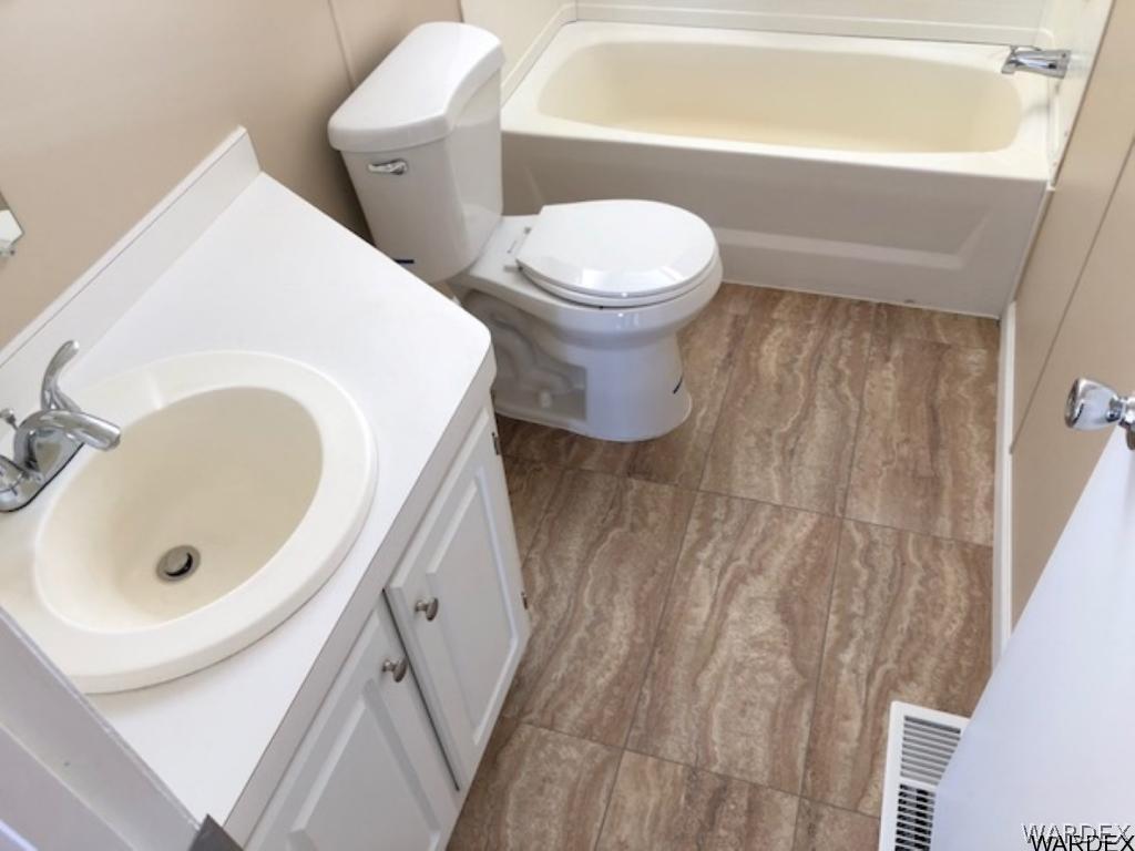 3158 West Malibu Road, Unit 3 Golden Valley, AZ 86413 - Photo 15 of 30 Guest Bath