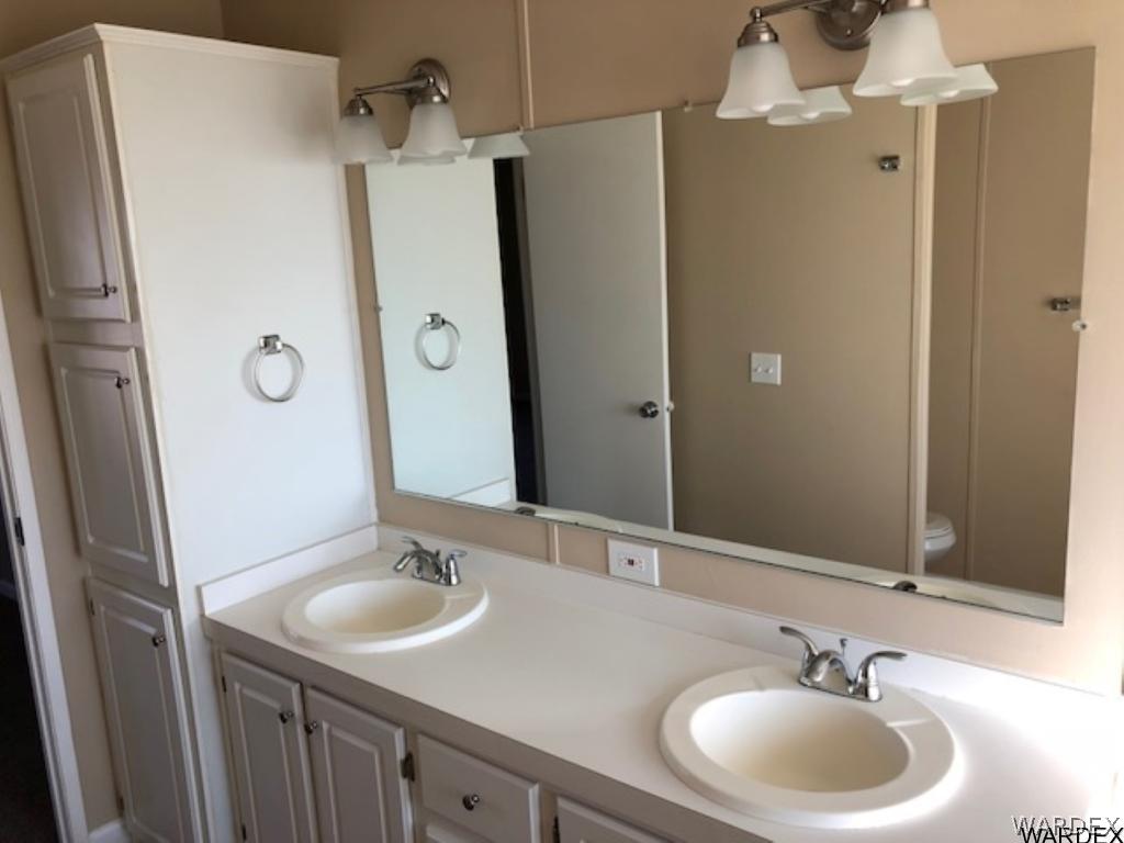 3158 West Malibu Road, Unit 3 Golden Valley, AZ 86413 - Photo 21 of 30 Dual sinks