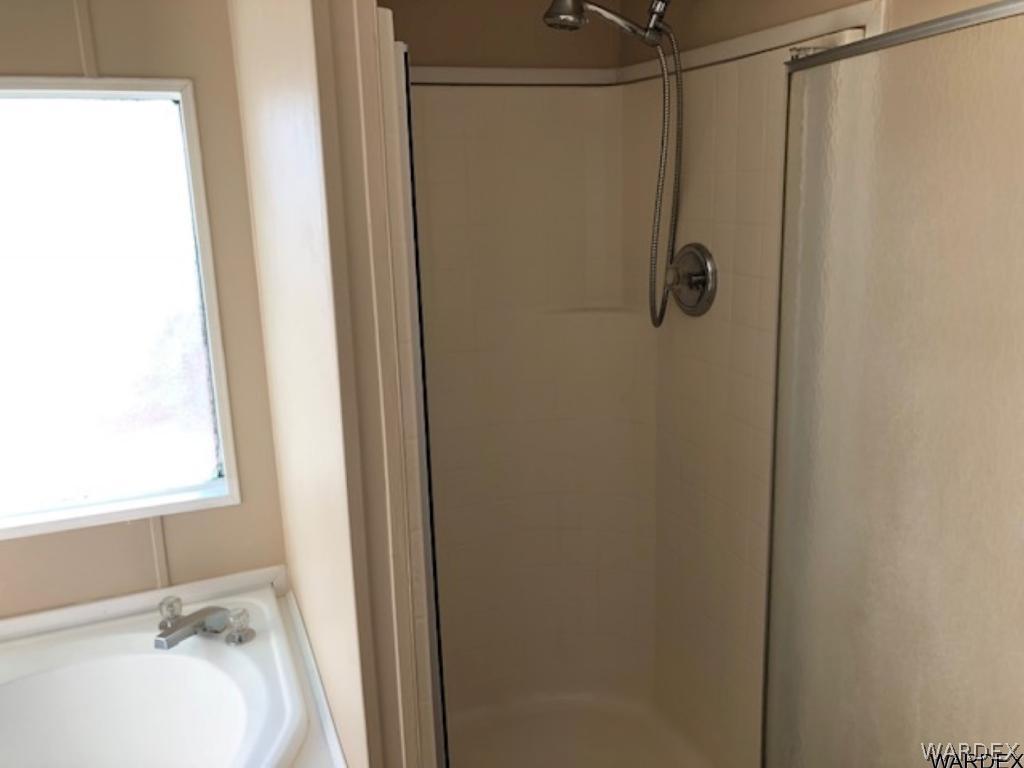 3158 West Malibu Road, Unit 3 Golden Valley, AZ 86413 - Photo 22 of 30 Both shower and tub