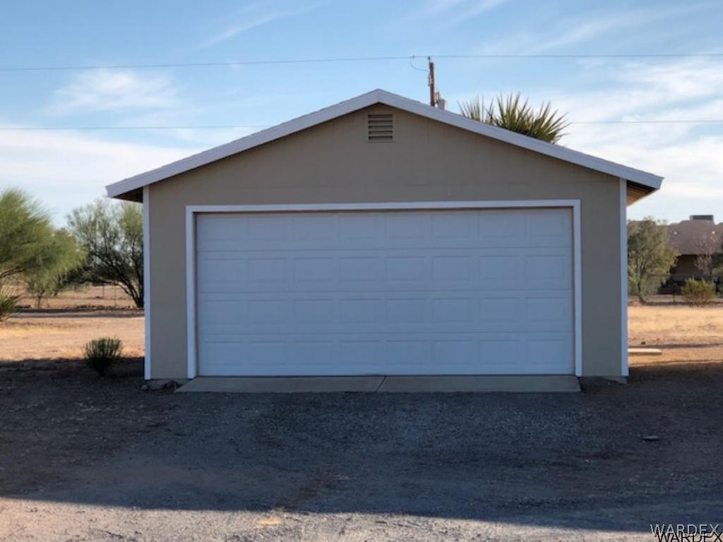 3158 West Malibu Road, Unit 3 Golden Valley, AZ 86413 - Photo 26 of 30 Garage