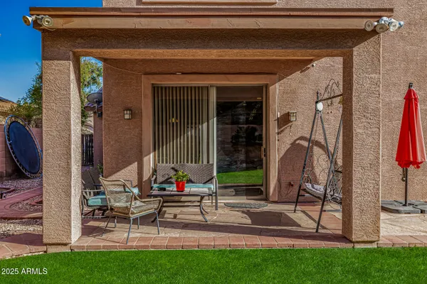 a view of entryway with patio