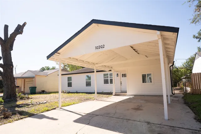a view of a house with a backyard