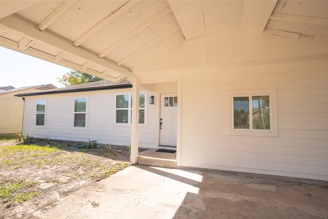a view of backyard of the house