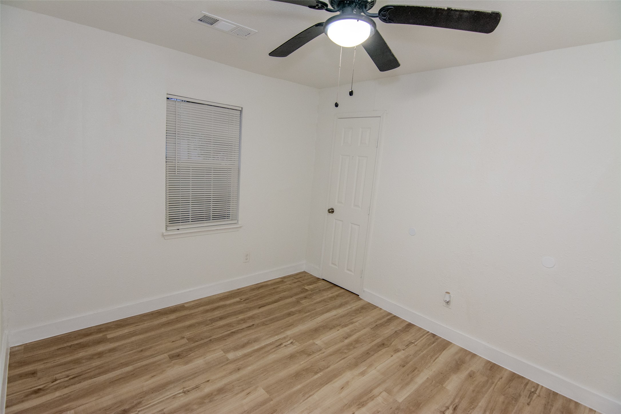 10815 Ritow Street Houston, TX 77089 - Photo 7 of 12 an empty room with a window