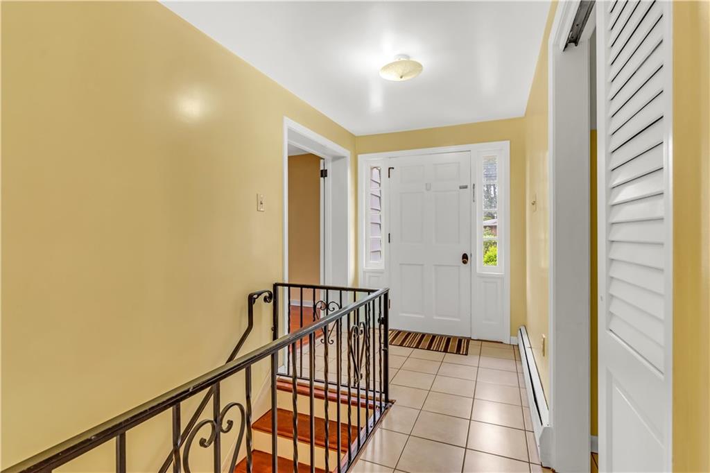 156 McIntyre Road Pittsburgh, PA 15237 - Photo 3 of 23 main level entryway.