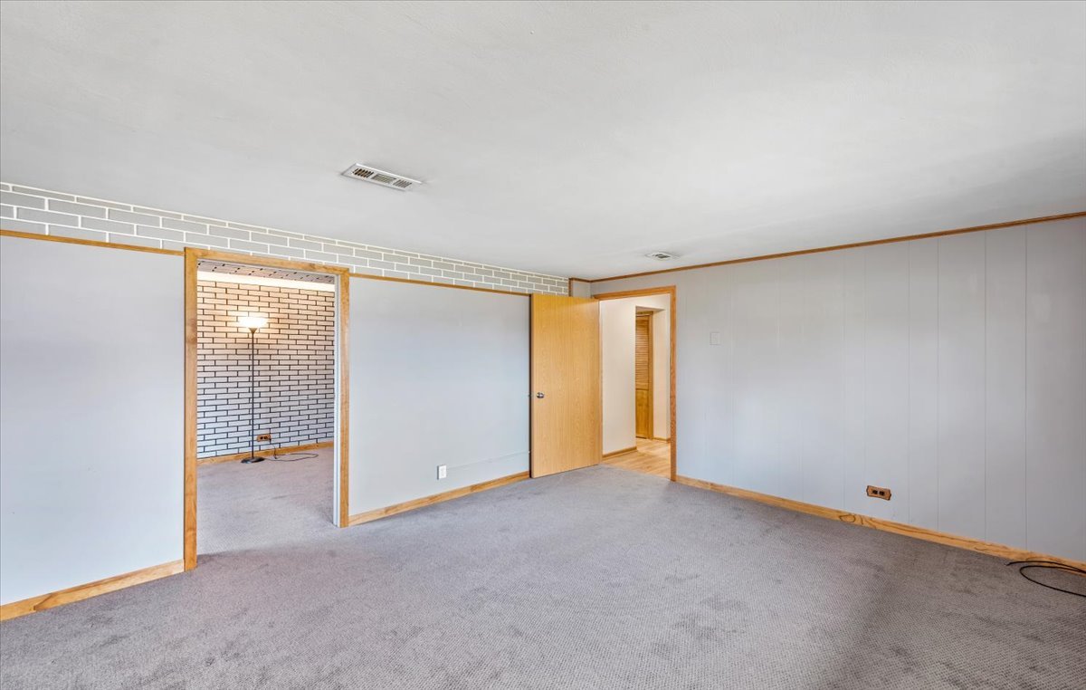 313 Springinsguth Road Schaumburg, IL 60193 - Photo 20 of 39 an empty room with an entryway