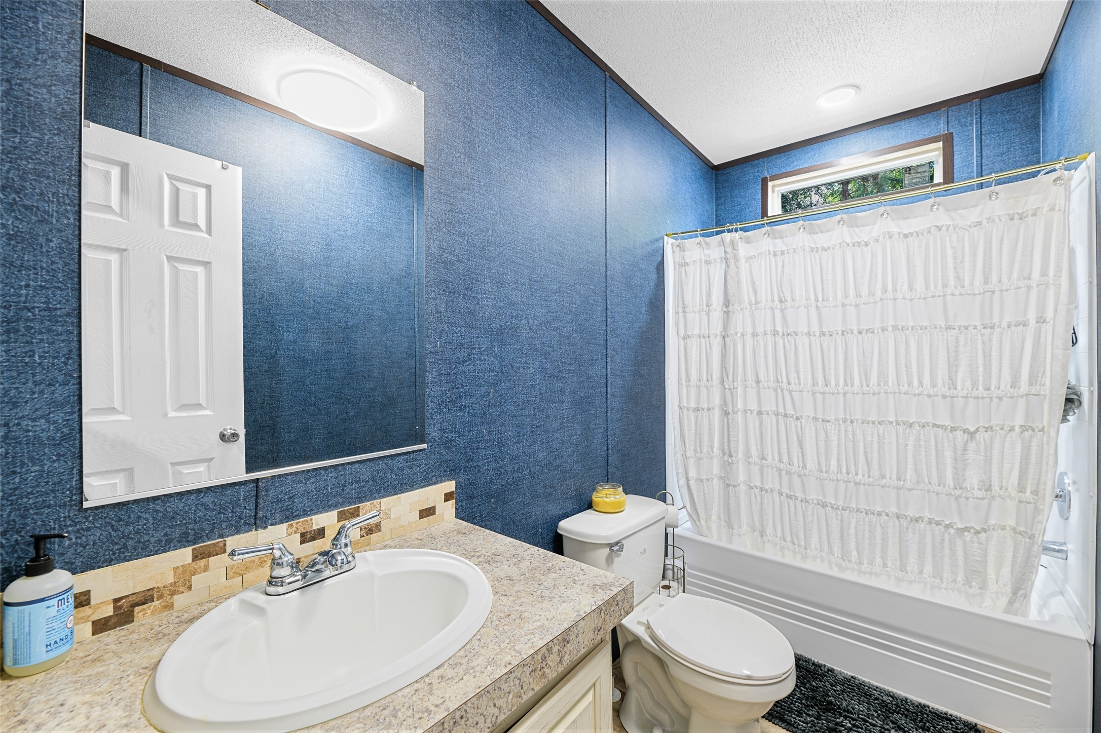 18388 Cooper Road Conroe, TX 77302 - Photo 17 of 49 Secondary bath with tub/shower combination