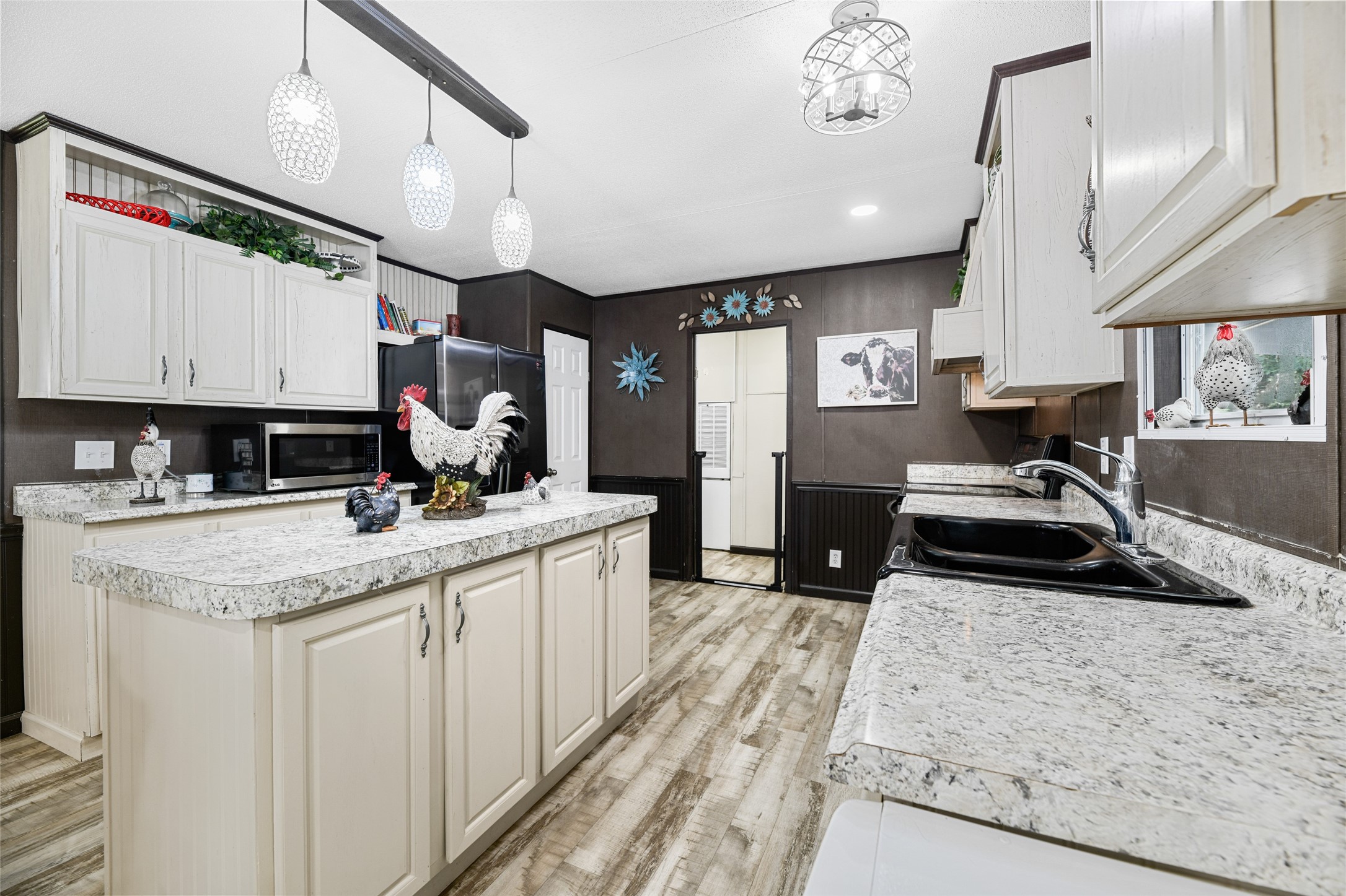 18388 Cooper Road Conroe, TX 77302 - Photo 10 of 49 Extra storage and work space in this island