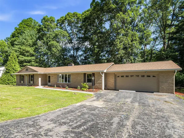 $425,000 | 3158 Florida Drive, Hendersonville, NC 28792