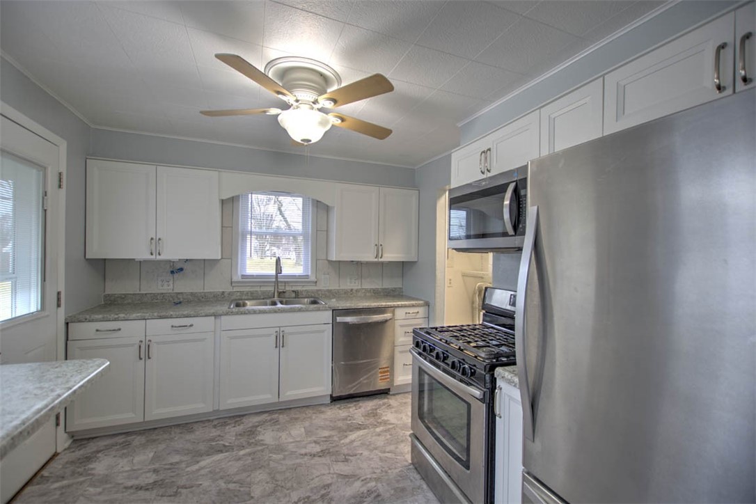 3421 East Leafdale Avenue Decatur, IL 62521 - Photo 12 of 23 Kitchen