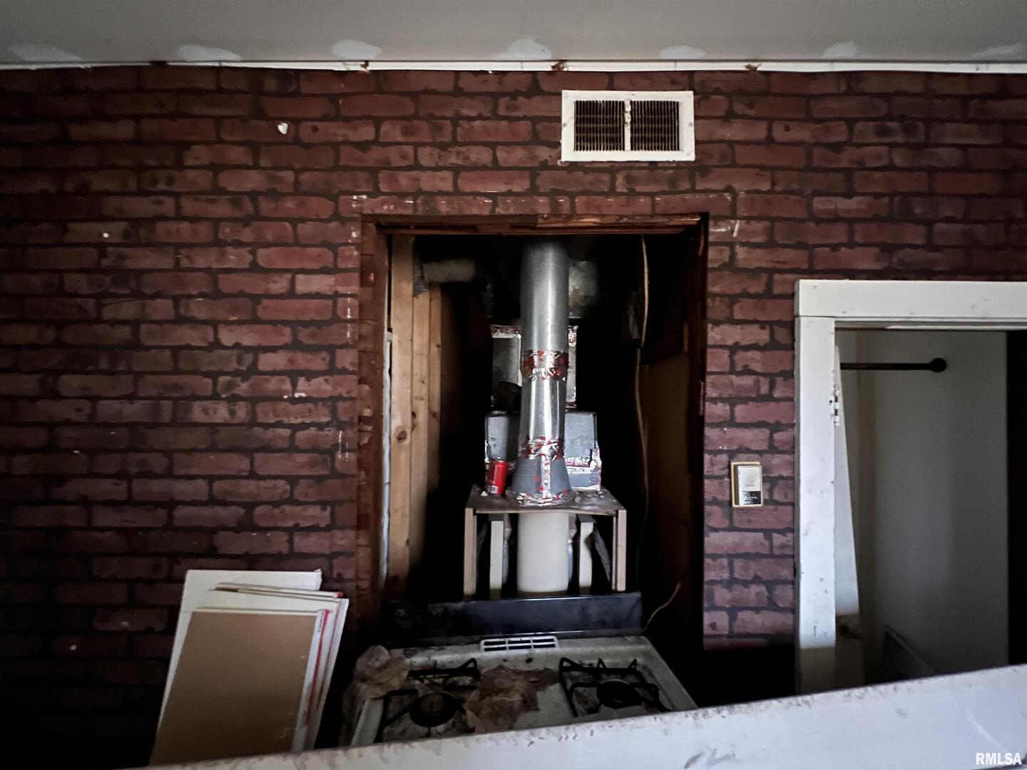 406 South University Avenue Carbondale, IL 62901 - Photo 11 of 36 a view of a door of the house with a small yard