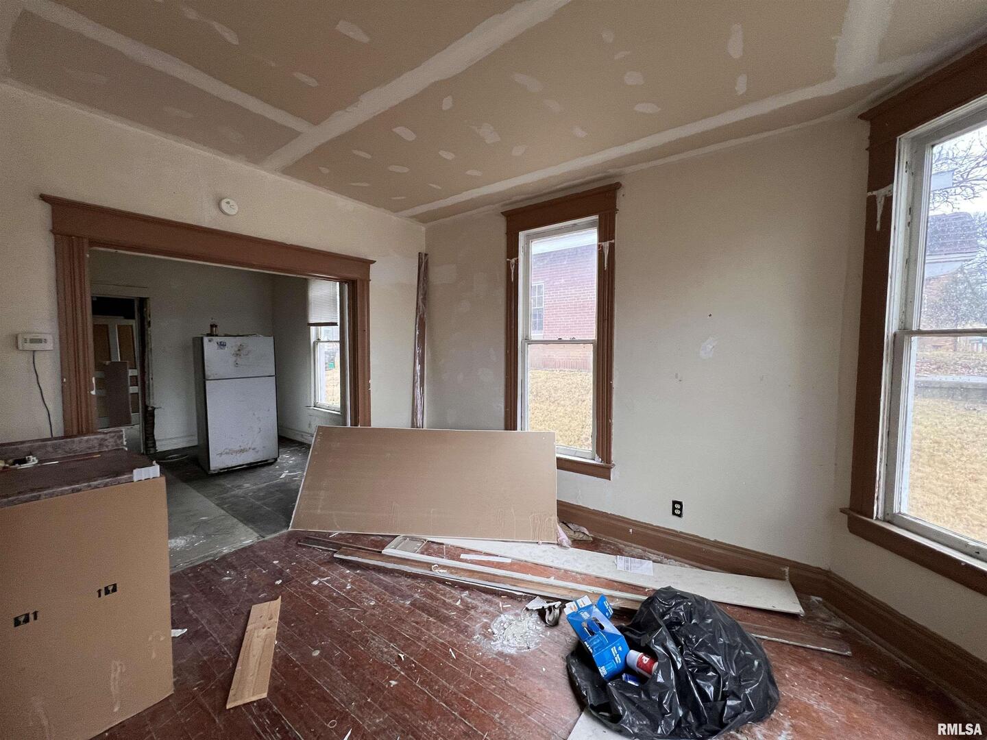 406 South University Avenue Carbondale, IL 62901 - Photo 16 of 36 a living room with furniture and a window