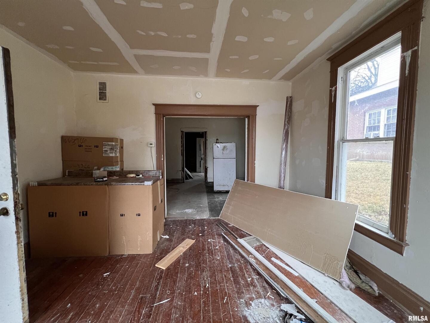 406 South University Avenue Carbondale, IL 62901 - Photo 17 of 36 a view of kitchen and wooden floor
